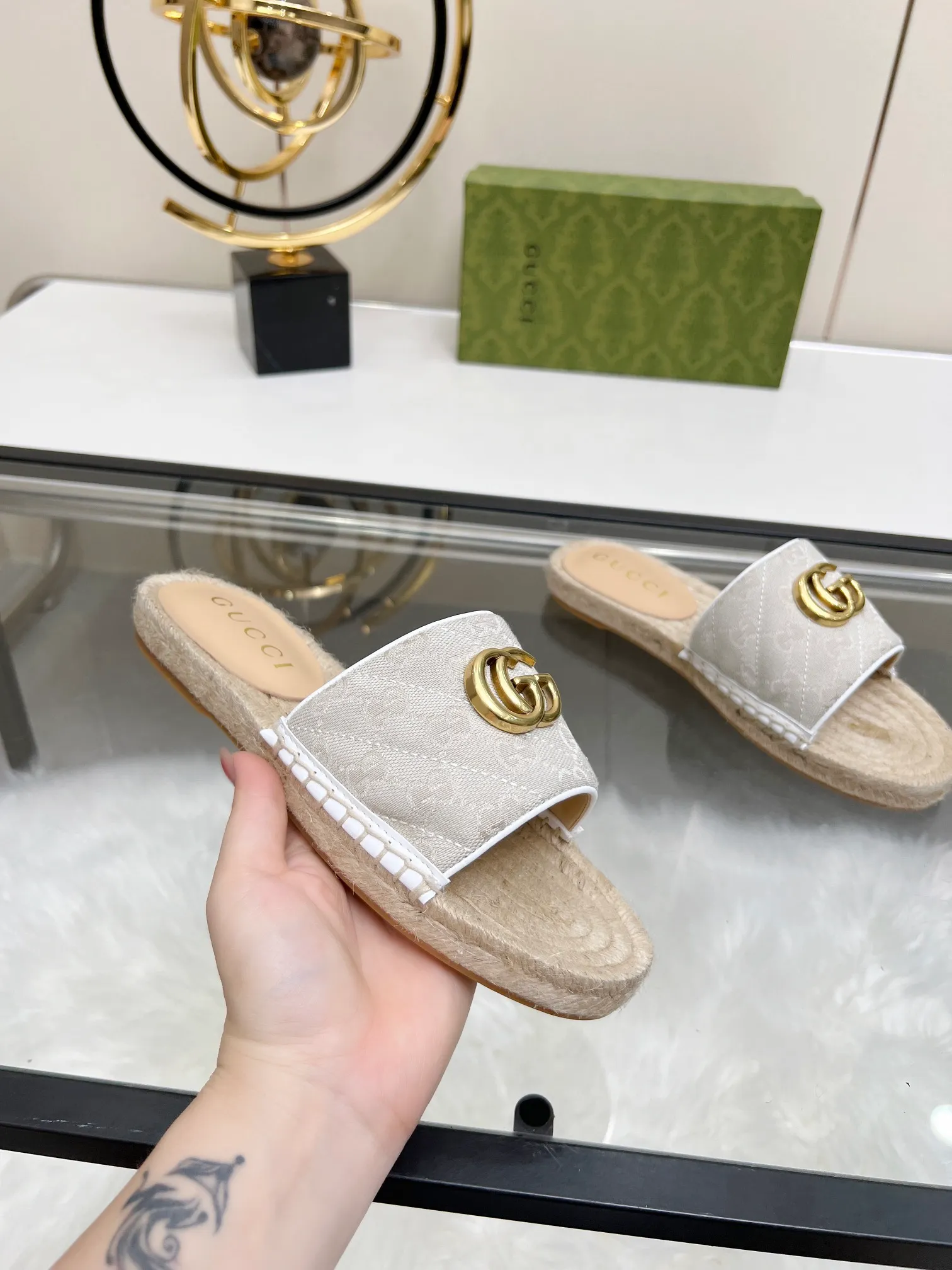 👟👟Ex-factory price 320👟👟 Gucci slippers fisherman shoes new color Injection molded one-piece straw bottom, high-end quality Fabric: Double G imported fabric Lining: sheepskin lining Code number: 35~42 Fabric styles include apricot, floral, pink, black, blue, burgundy, champagne, green, orange, cyan, starry sky, more than 30 colors to choose from, many colors to be updated in the future ,,,,,,,,